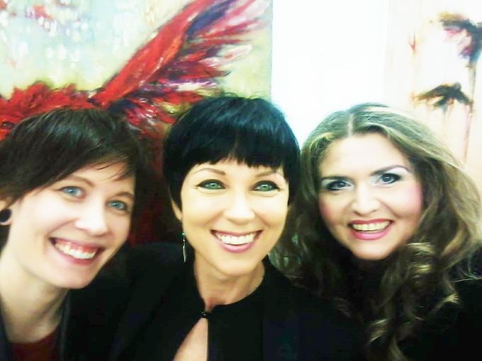 Taiteilija Eliya Zweygberg, Katariina Souri ja galleristi Militza Joki avajaisissa toukokuussa 2017.