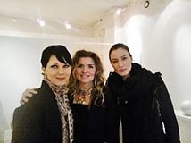 Nooran kanssa kaupungilla-tv ohjelmaa kuvattiin  Galleria 4-kuudessa taiteilija Katariina Sourin ja juontaja, malli Noora Hautakankaan kanssa tammikuussa 2013.