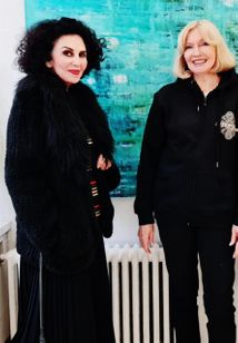Upea Lenita Airisto ihastui taiteilija Elvi Rangellin turkoosi maalauksiin Galleria 4-kuudessa huhtikuussa 2021.